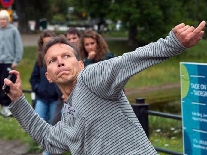 Kompetisi melempar ponsel